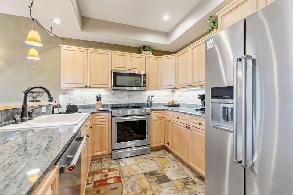 Kitchen: Drip coffee maker, espresso machine, blender, cooking utensils, tableware