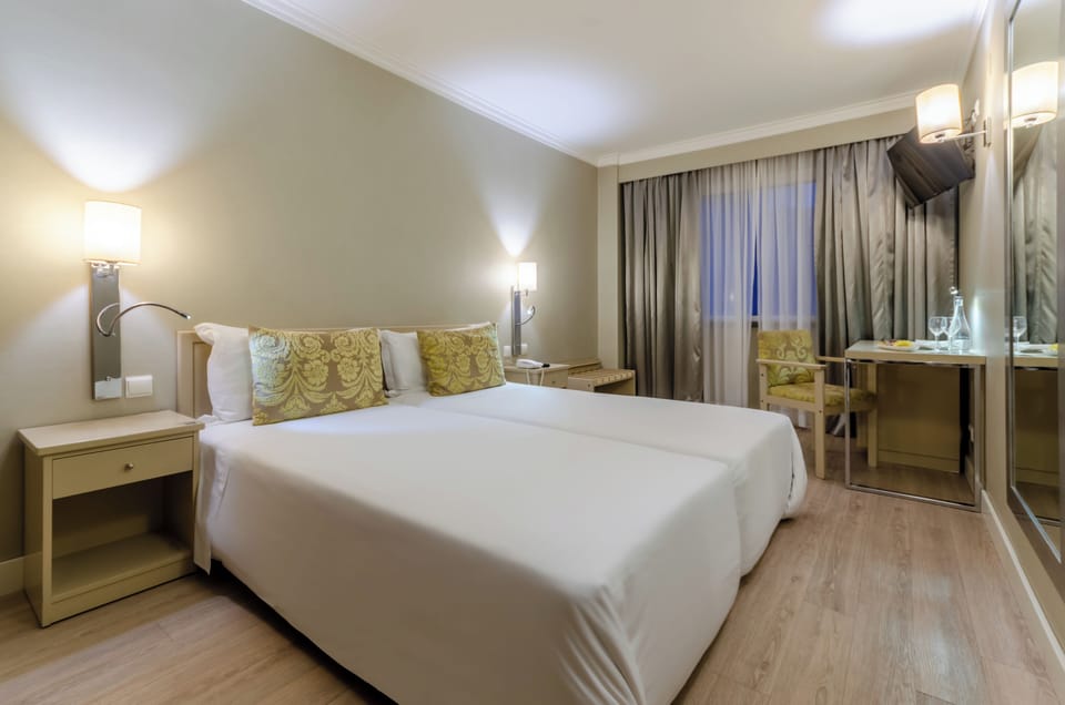 Double or Twin Room | Minibar, in-room safe, desk, laptop workspace