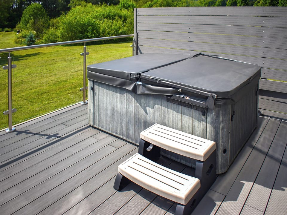 Hot tub | Oak Park Two - Oak Park Lakes, Tiverton
