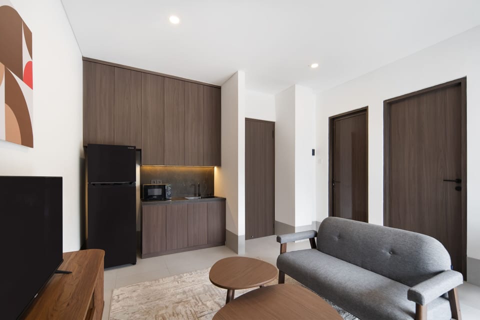 Deluxe Suite, 1 Bedroom, Balcony | Living area
