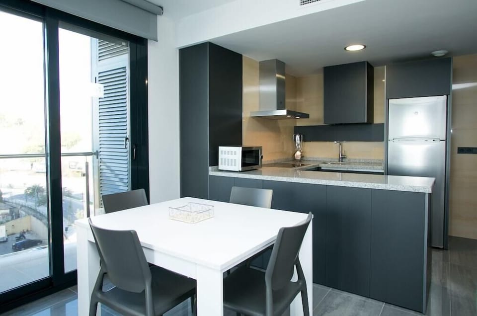 Full-size fridge, microwave, stovetop, dishwasher