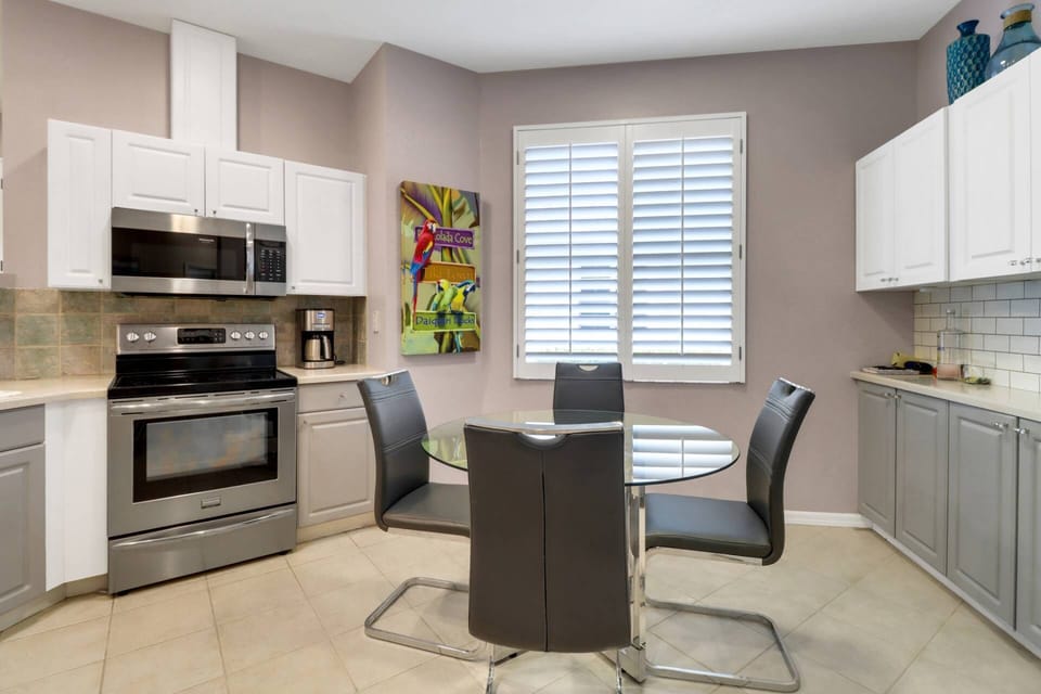 A casual table for 4 is in the kitchen, for quick, easy meals.