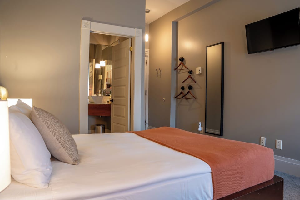 Standard Room, 1 Queen Bed, Private Bathroom | Premium bedding, iron/ironing board (on request), WiFi (free)
