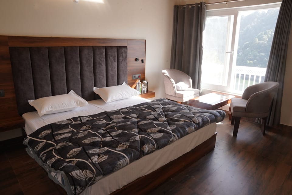 Deluxe Double Room, Balcony | Individually decorated, individually furnished, laptop workspace