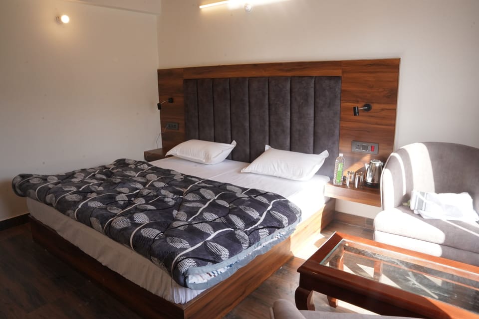 Deluxe Double Room, Balcony | Individually decorated, individually furnished, laptop workspace