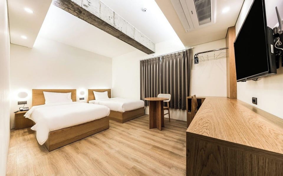 Standard Twin Room | Desk, WiFi (free), bed sheets