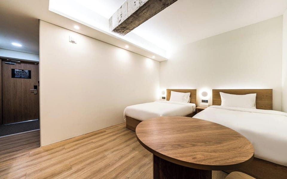 Standard Twin Room | Desk, WiFi (free), bed sheets