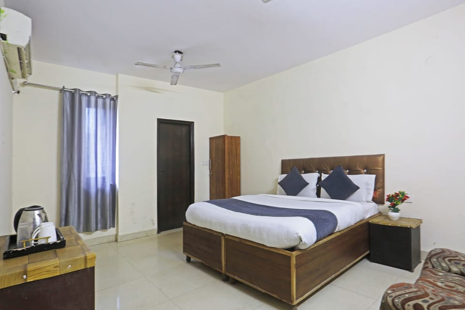 Deluxe Double or Twin Room, Balcony, City View | Egyptian cotton sheets, premium bedding, down comforters