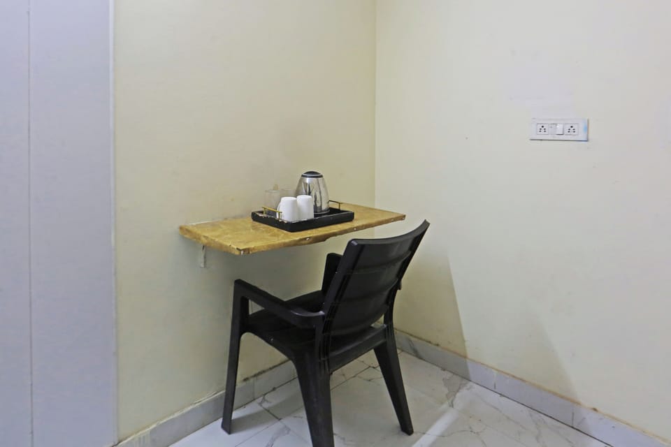 Deluxe Double or Twin Room, Balcony, City View | In-room dining