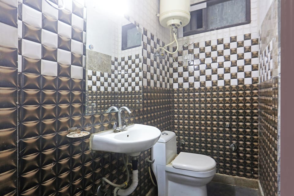 Deluxe Double or Twin Room, Balcony, City View | Bathroom | Shower, free toiletries, towels, soap