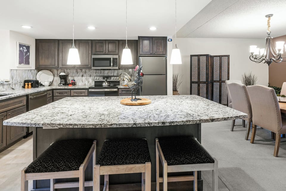 Condo, 2 Bedrooms (The Pines) | In-room dining