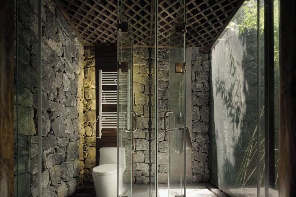Senior House | Bathroom | Separate tub and shower, deep soaking tub, hydromassage showerhead