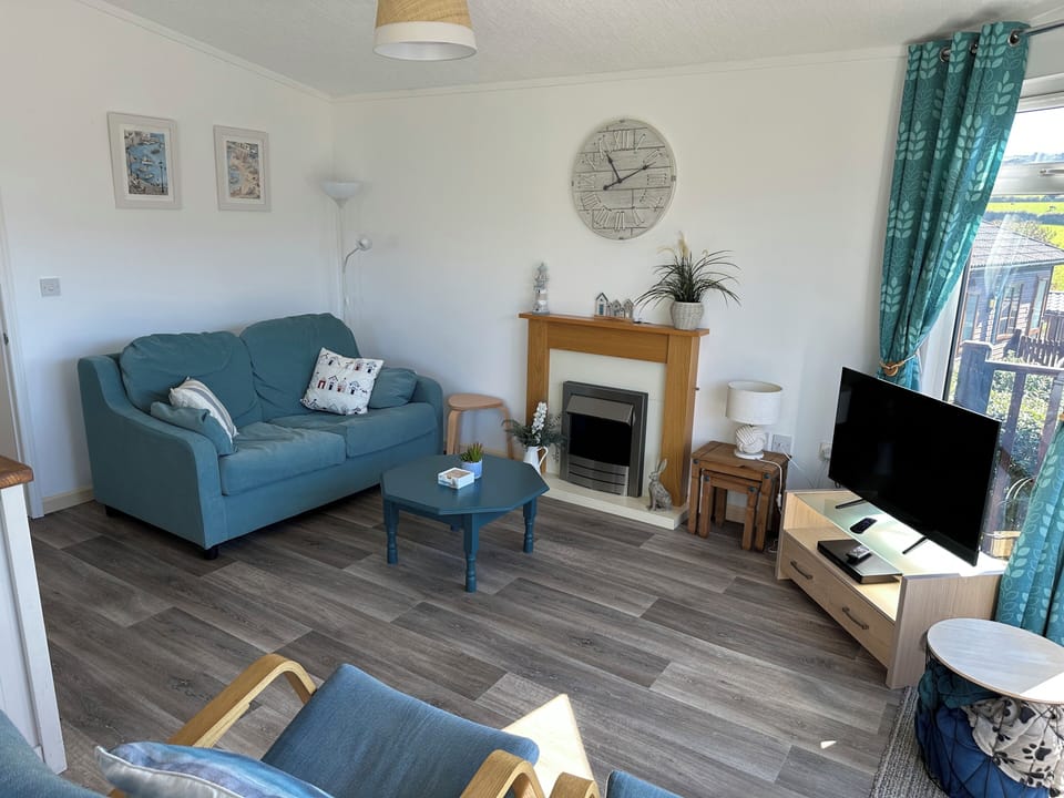 Open plan lounge, 2 seater sofa and 2 x chairs.