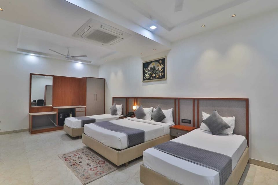 Family Room | Laptop workspace, free WiFi