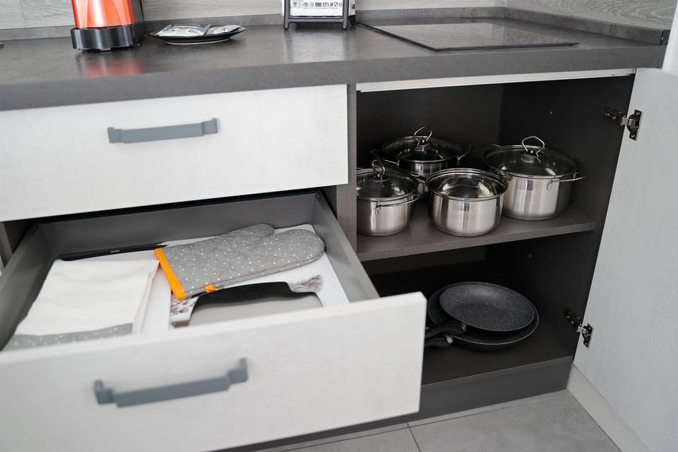 Microwave, stovetop, cookware/dishes/utensils