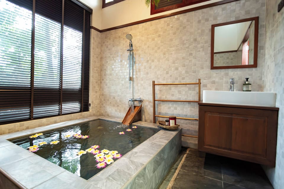 Forest Family Room | Bathroom | Shower, hair dryer, bidet, towels
