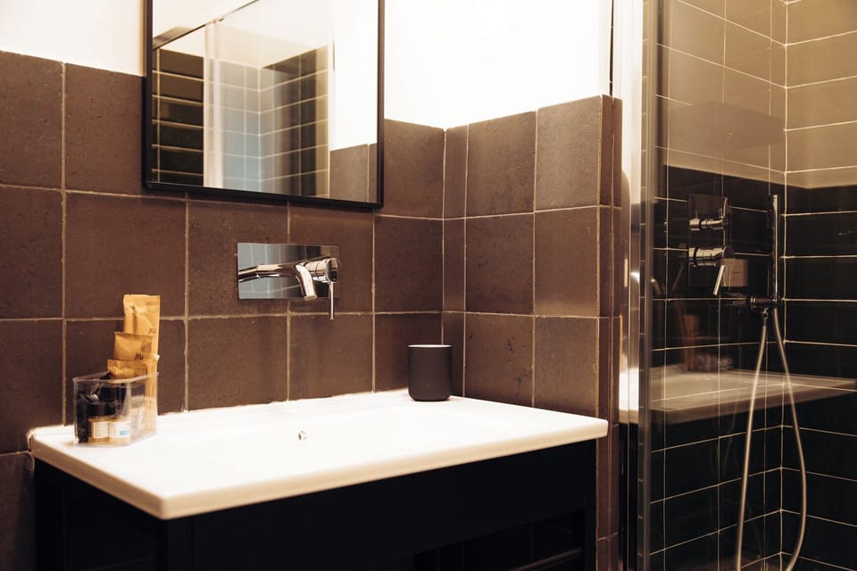 Deluxe Room, with terrace, City view | Bathroom | Shower, hair dryer, bidet, towels