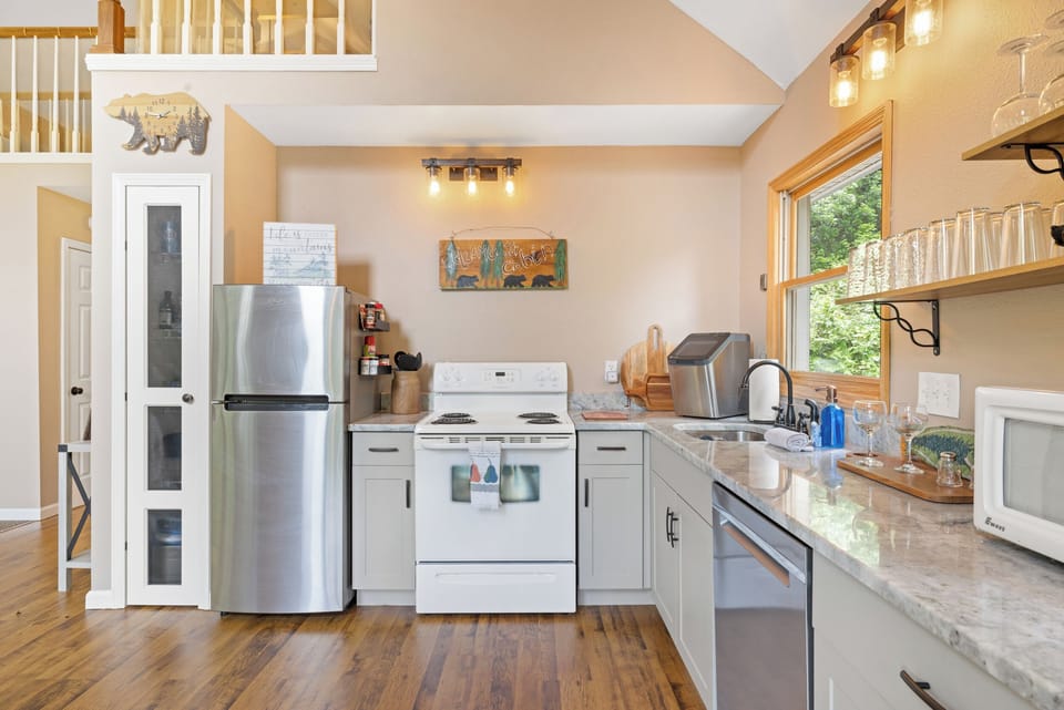Kitchen ready for family meals!
