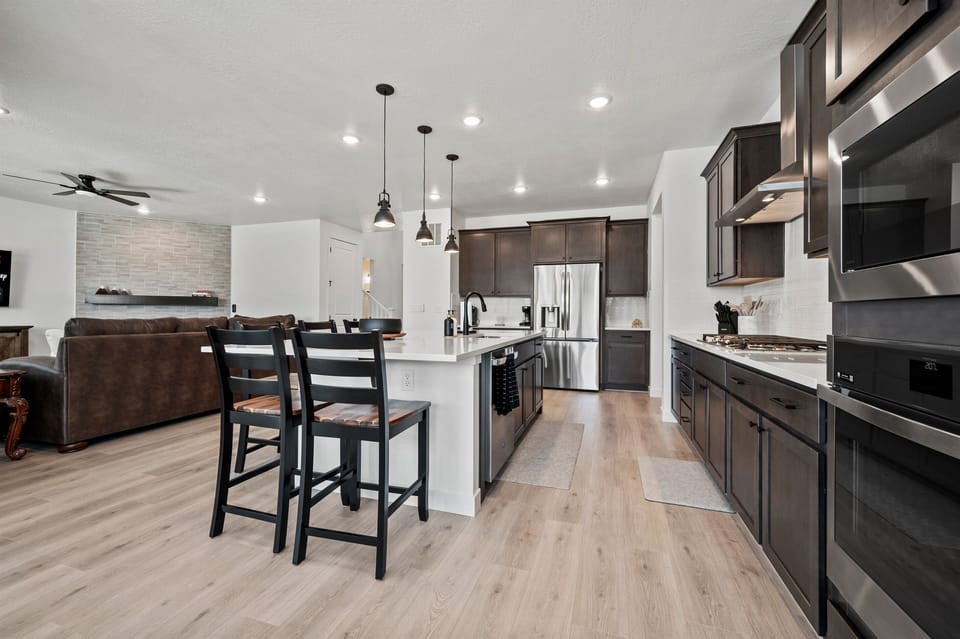 KitchenThe oversized kitchen island seats six—perfect for keeping the chef company or enjoying casual meals together.