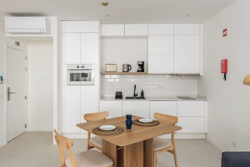 Deluxe Studio, 2 Twin Beds, Balcony | In-room dining