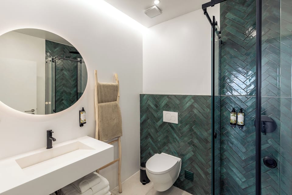 Deluxe Studio, 2 Twin Beds, Balcony | Bathroom | Shower, hair dryer, towels, shampoo