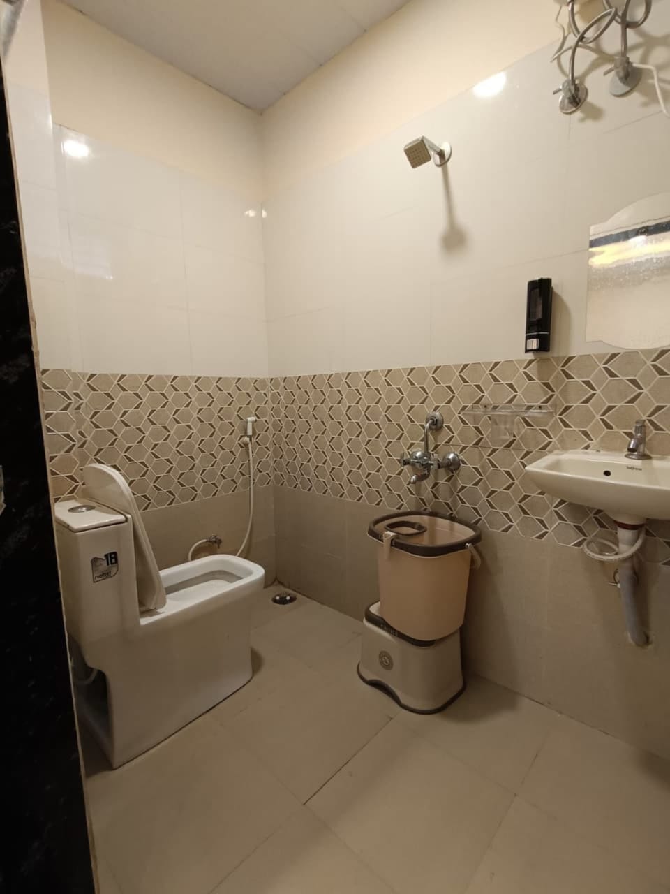 Superior Double Room | Bathroom | Shower, free toiletries, towels, soap