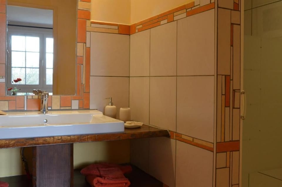 Classic Triple Room, Garden View | Bathroom | Hair dryer