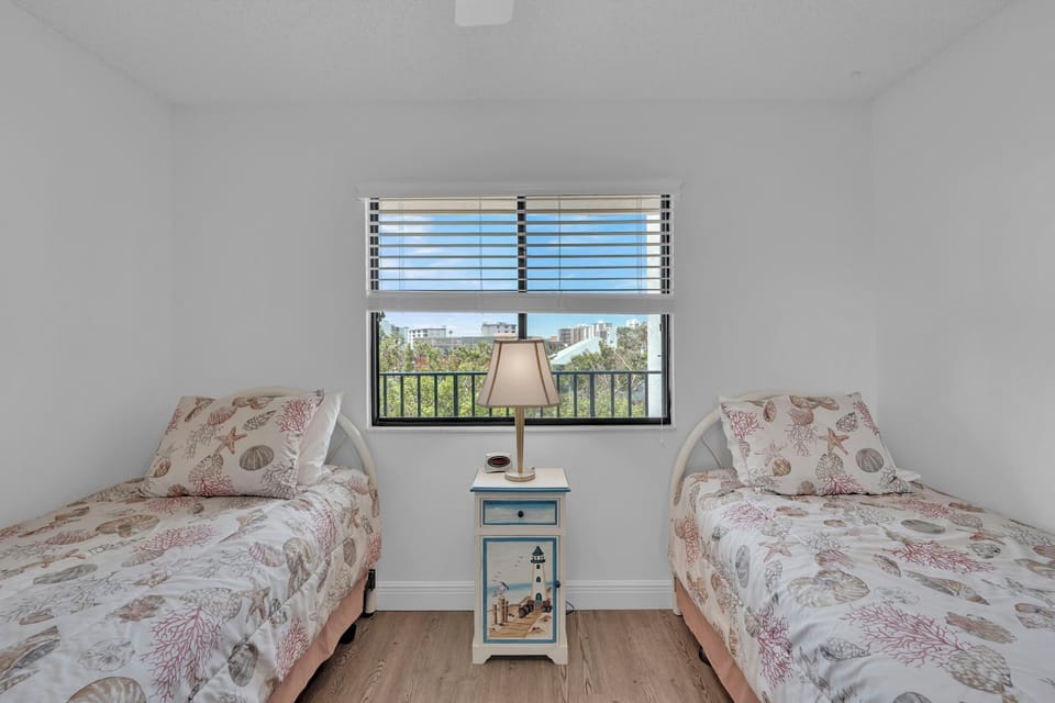 Twin Beds in Guest Room Fairview Isles 324