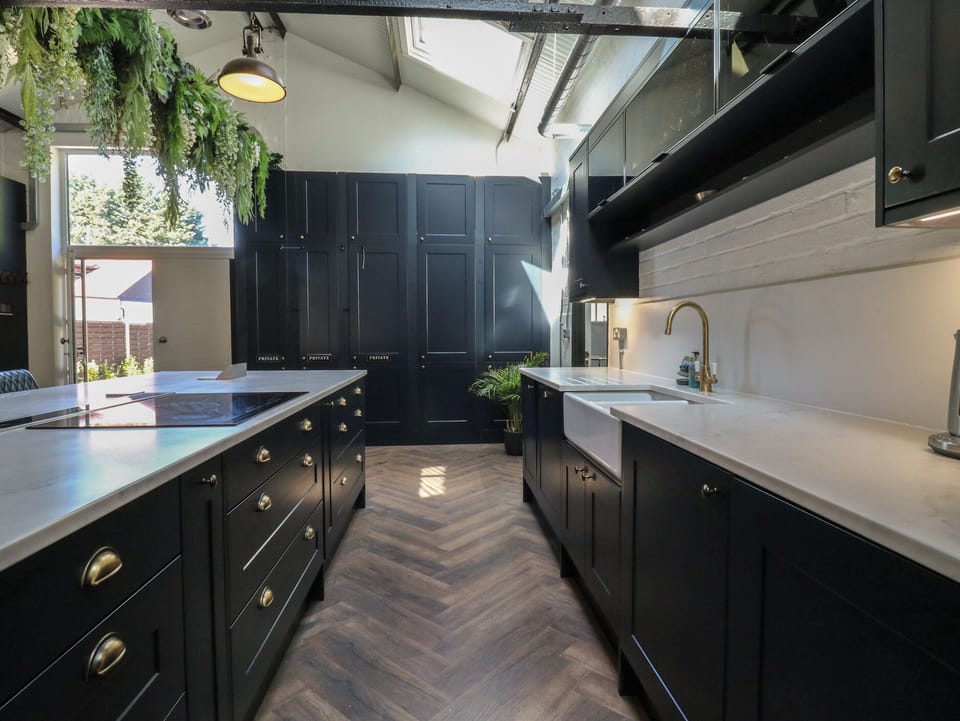 Cottage | Private kitchen | Fridge, microwave, dishwasher, toaster