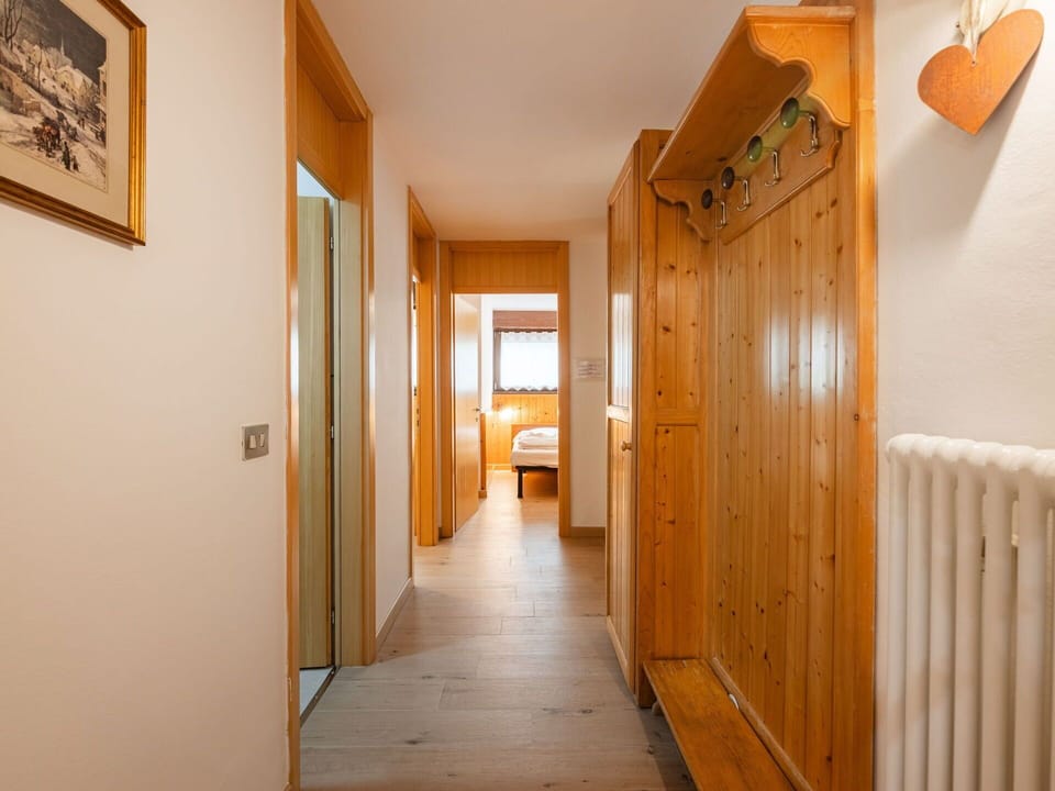 Wood, Interior Design, Ceiling, Room, Apartment, Hardwood, Wood Stain, Cabinetry, Plywood, Wood Flooring