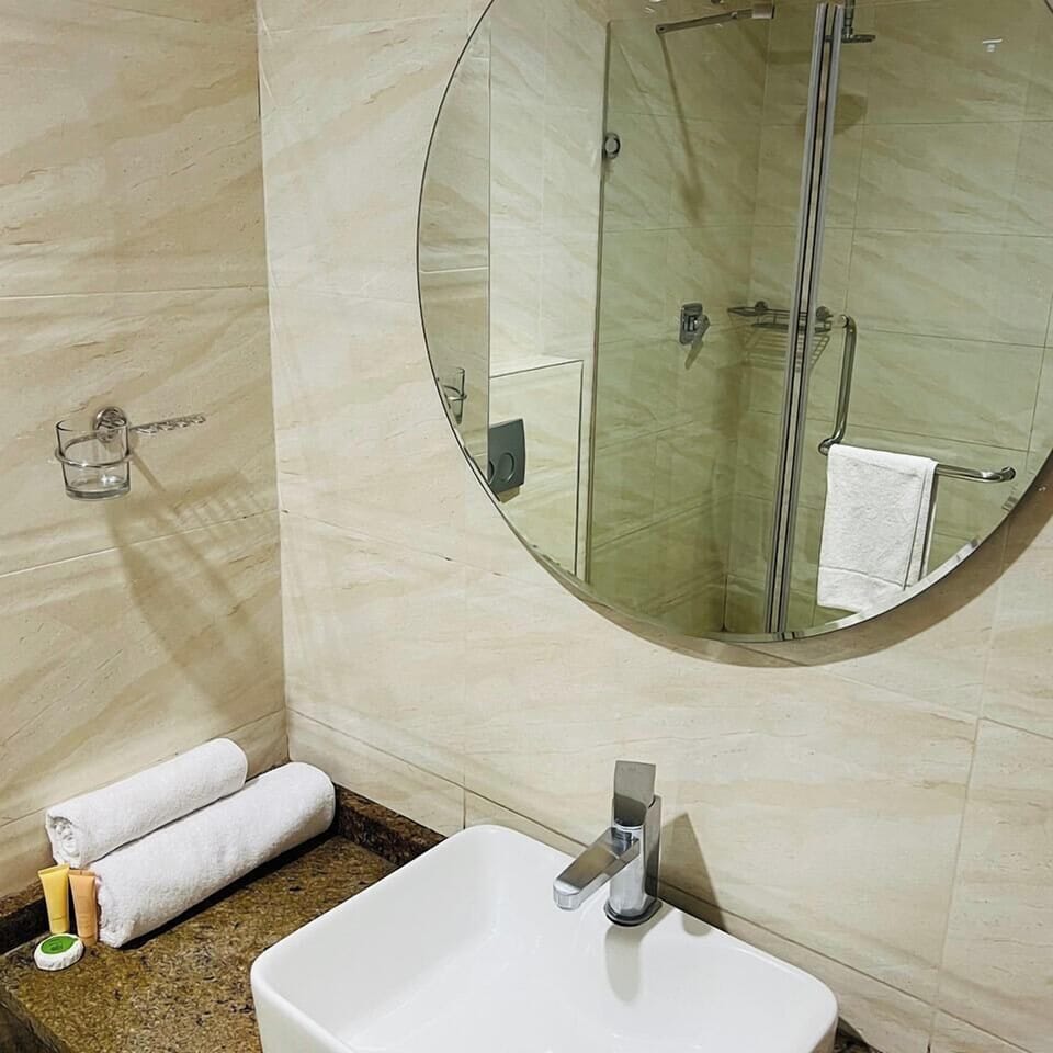 Comfort Double Room, City View | Bathroom | Shower, free toiletries, hair dryer, towels