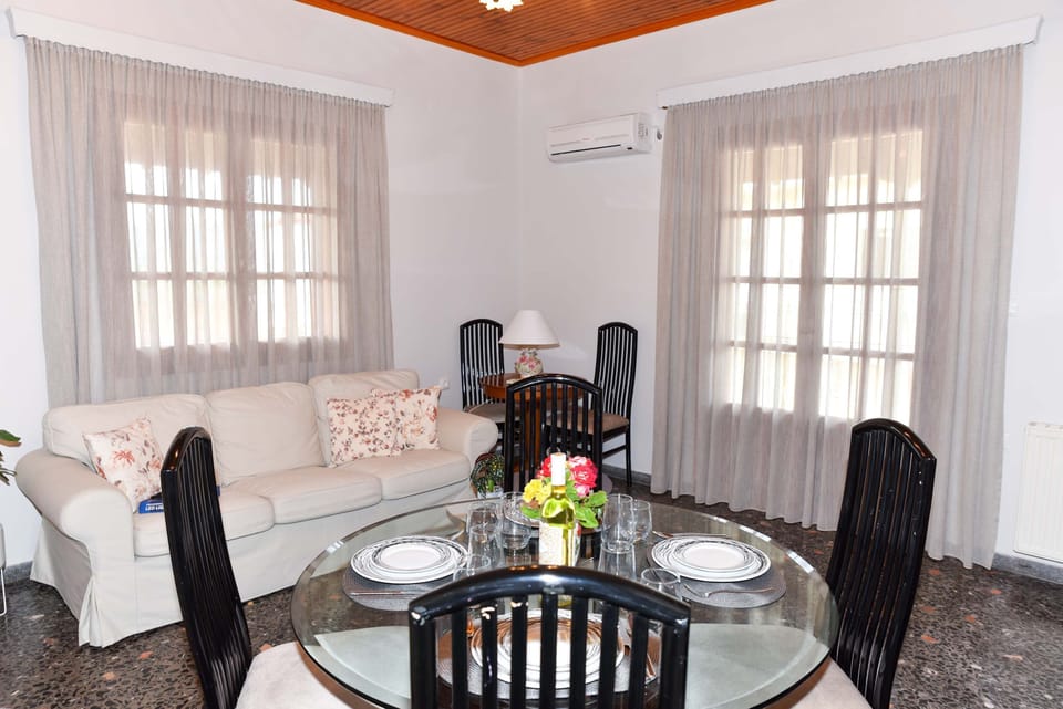 House | 2 bedrooms, desk, Internet