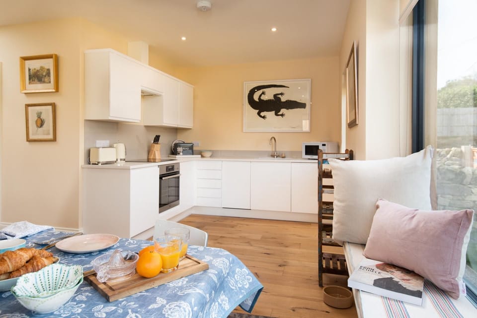 Lakeside Cottage - Emily - spacious open-plan kitchen and dining area