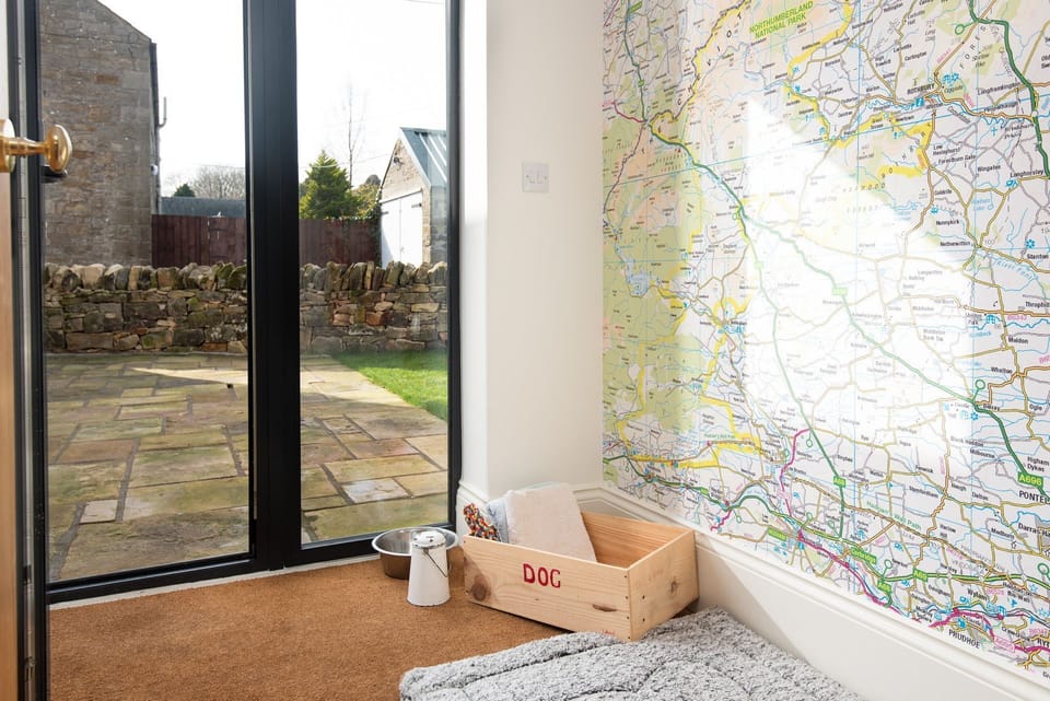 Lakeside Cottage - Edward - dogs are welcomed warmly here, with treats and toys to make them feel at home