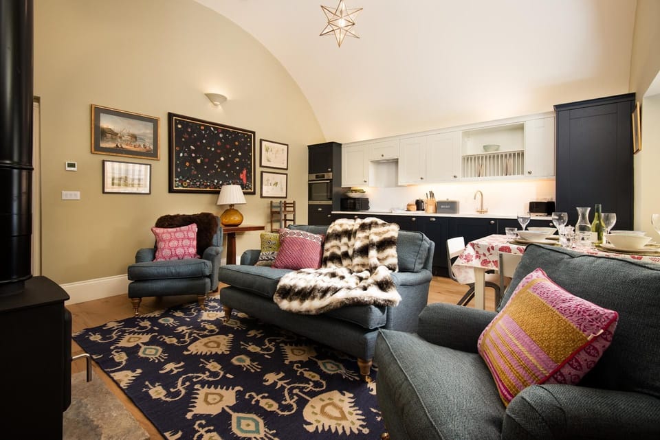Lakeside Cottage - Alice - the living space is warm and inviting