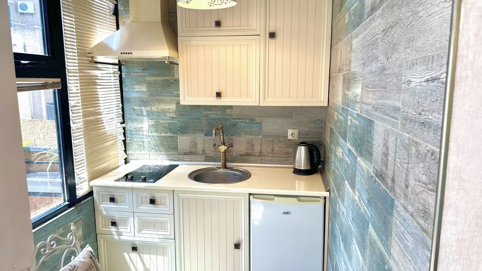 Comfort Apartment, Mountain View | Private kitchen | Mini-fridge, stovetop, electric kettle, cookware/dishes/utensils