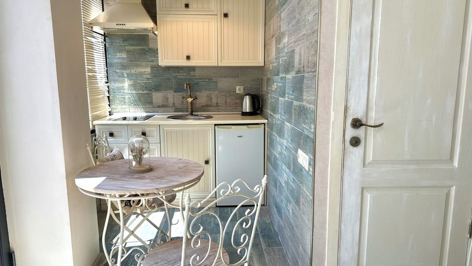 Comfort Apartment, Mountain View | Private kitchen | Mini-fridge, stovetop, electric kettle, cookware/dishes/utensils