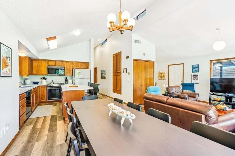 Main floor dining area at Sandcastle Spirit