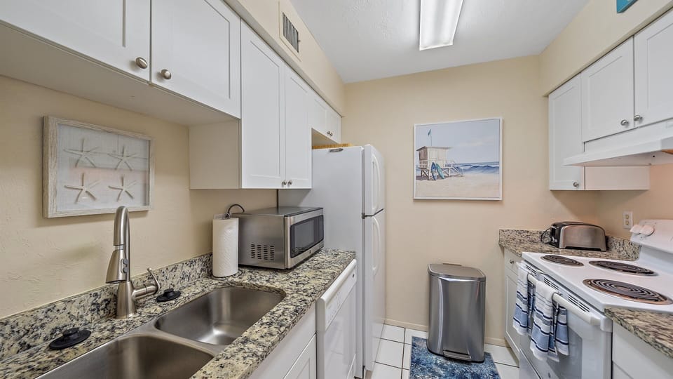 Condo, 1 Bedroom | Private kitchen | Fridge, oven, coffee/tea maker, toaster