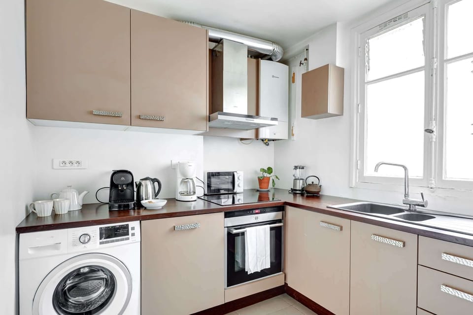 Cuisine équipée : Four, micro-ondes, lave-linge, plaque de cuisson, machine à café, bouilloire, grille-pain
