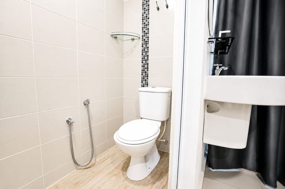 Superior Double Room | Bathroom | Shower, hair dryer, bidet, towels