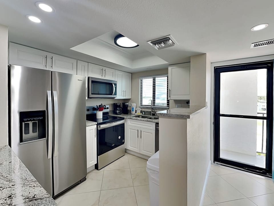 Entry Area to Kitchen