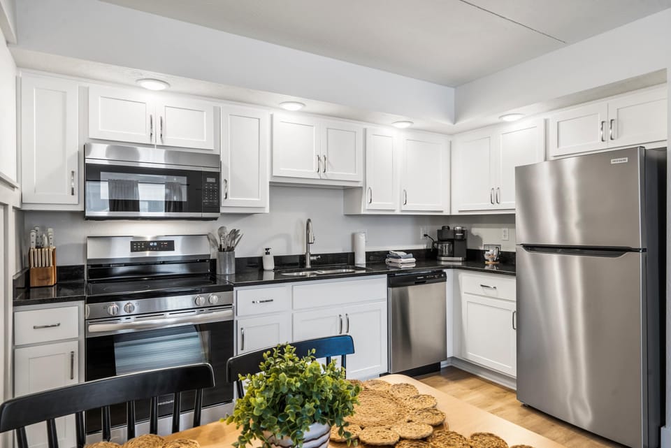 The airy, open kitchen offers ample space & every home comfort