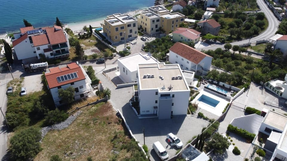 775c0c15-ac45-406e-bd0a-6fa91c7b5ec8