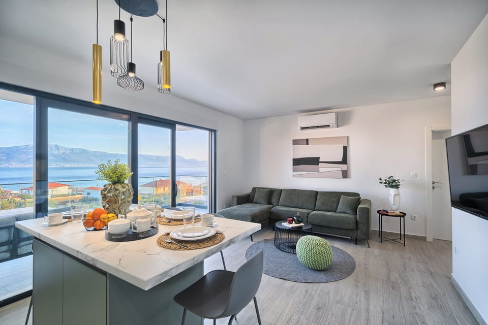 Open floor living space (2)