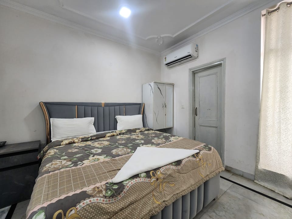 Deluxe Double Room, City View | Desk, laptop workspace, free WiFi, bed sheets