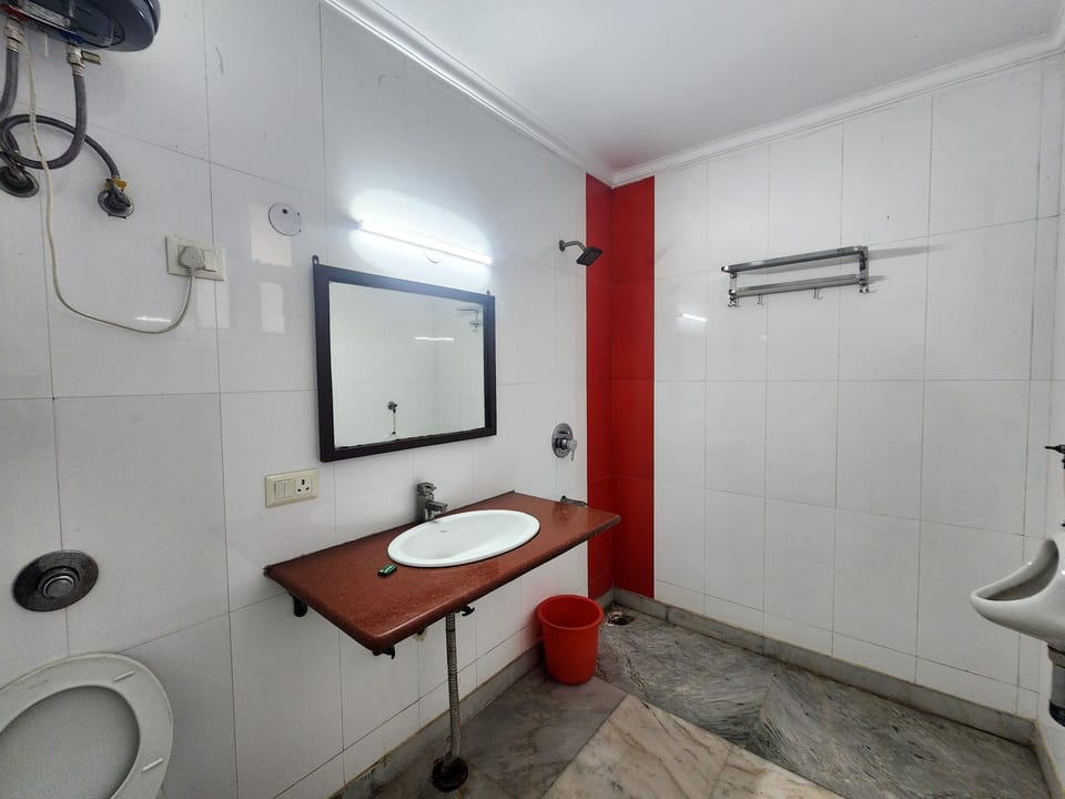 Deluxe Double Room, City View | Bathroom | Towels, soap, toilet paper