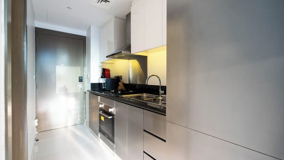Deluxe Studio, Balcony, City View | Private kitchen | Fridge, microwave, oven, stovetop