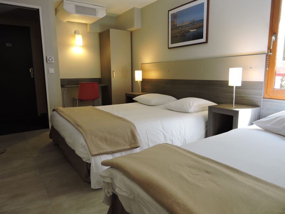 Triple Room | In-room safe, desk, soundproofing, iron/ironing board