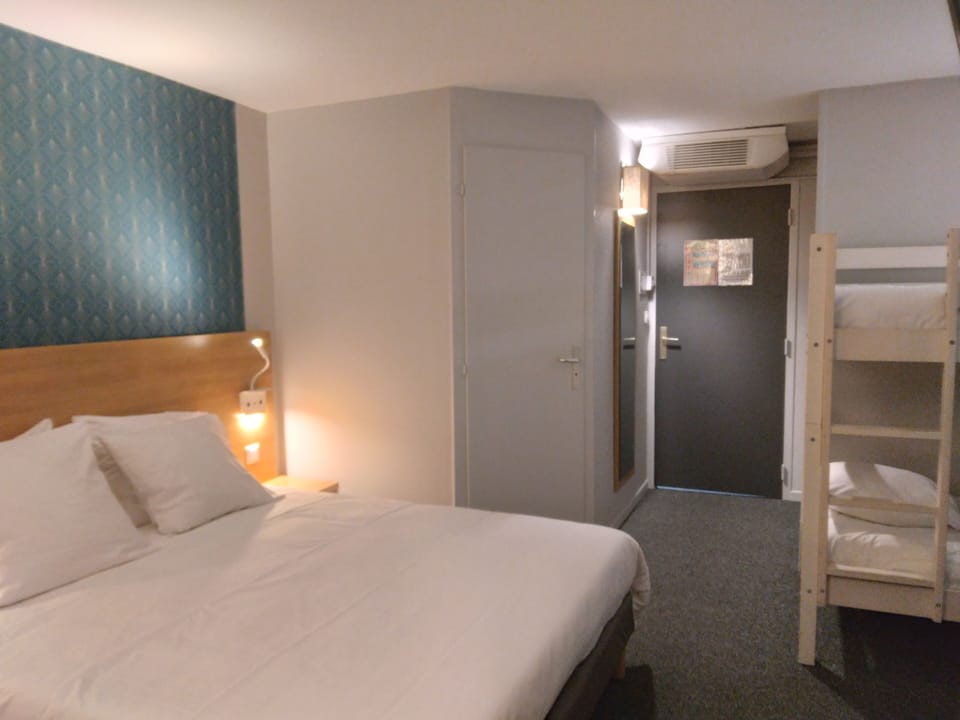 Quintuple Room | In-room safe, desk, soundproofing, iron/ironing board